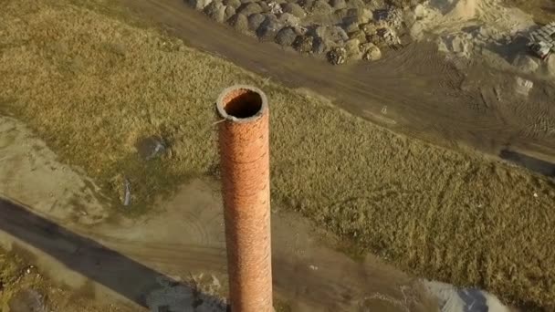 无人机绕着老废弃的红土砖建厂烟囱 很少有鸽子在烟囱顶上放松 — 图库视频影像