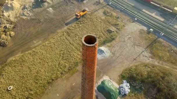 无人机绕着老废弃的红土砖建厂烟囱 很少有鸽子在烟囱顶上放松 — 图库视频影像