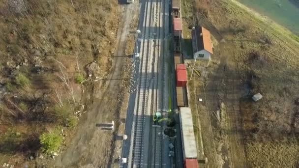 Luchtfoto Drone Filmen Vliegen Lading Trail Verlaten Station Hoog Vliegen — Stockvideo