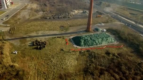 Aérea Volando Hacia Antigua Chimenea Fábrica Ladrillo Rojo Arcilla Abandonada — Vídeo de stock