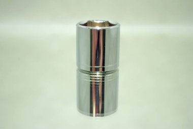 Orta boy krom kilit soketi ayna yakın çekim