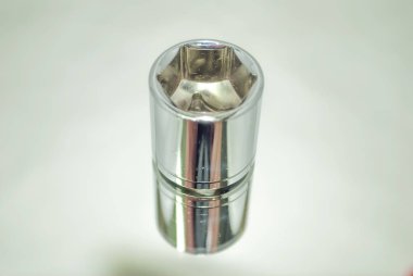 Orta boy krom kilit soketi ayna yakın çekim