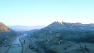 Hava: city Celje Slovenya üzerinden nehir Savinja yakınındaki soğuk kış sabahı uçan. Güneş yükseliyor ve kale ve şehir içinde geçmiş parlayan.