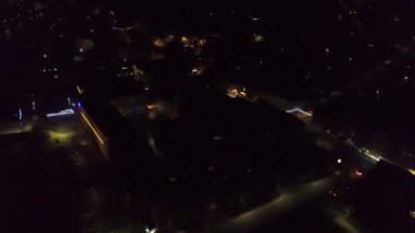 Hava: küçük kent gece uçan. Yeni yıl süslemeleri ışıkları parlayan bir sürü.