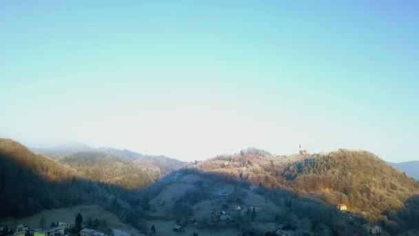Εναέρια Γυρισμάτων Συμπληρωθεί Λόφους Στη Σλοβενία Στο Κρύο Χειμωνιάτικο Πρωινό — Αρχείο Βίντεο