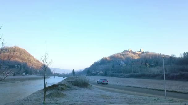 Luchtfoto Drone Landing Parkeerplaats Koude Winterochtend Auto Rijden Door Rivier — Stockvideo