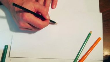 Babası kızı söküp almak için beyaz kağıt üzerinde bir yıldız çizim. Hd yapımı Noel süslemeleri yavaş hareket ederken filme.