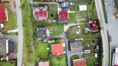 Hava: küçük evler seyir doğrudan aşağı küçük yerleşim üzerinde uçan.