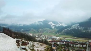 Hava: üzerinde kış tepeler tepeler önünde küçük köy bakarak yüksek gidiş.
