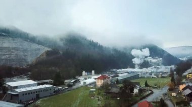 Lasko, Slovenya, 2017.12.16.: Hava: sabah sanayi bölgesi Recica üzerinde uçan.