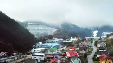 Lasko, Slovenya, 2017.12.16.: Hava: Endüstriyel Vadisi Recica sabahı uçan.