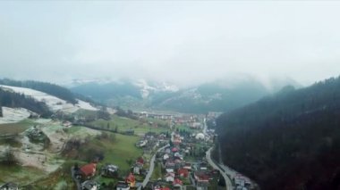 Hava: küçük vadi sabah sisli havada uçan.