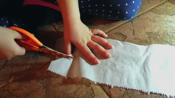 Menina Pequena Aprendendo Novas Habilidades Com Corte Uma Estrela Papel — Vídeo de Stock