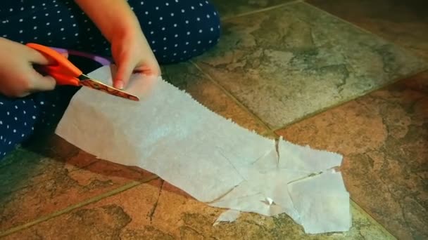 小女孩学习新的技能与削减明星的纸 在圣诞节假期拍摄慢动作高清 — 图库视频影像