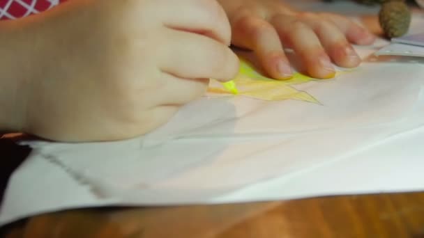 Meisje Kleuren Een Papieren Ster Met Gele Marker Pen Slow — Stockvideo