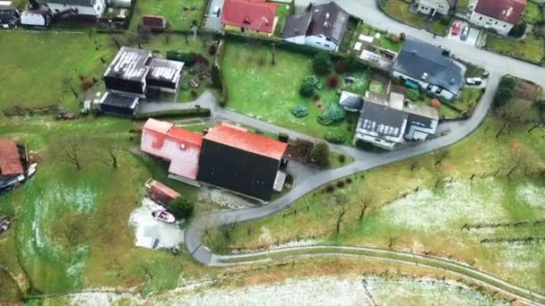 Aérien Survoler Petit Groupe Maisons Par Matin Froid Hiver — Video