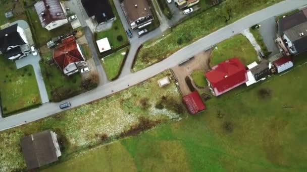 小さな集落の小さな家を直接見下ろす上空航空写真 — ストック動画