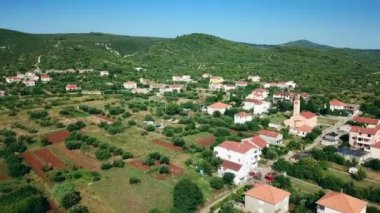 Hava: güzel yeşil köy Mrljane Pasman Adası'nda üzerinde uçan. Tatile Hırvat denizde Akdeniz kıyı şeridi vurdu..