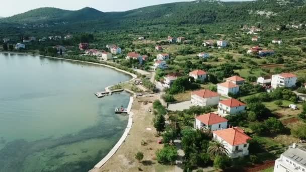 航空写真 美しい緑の村 Pasman の島の Mrljane の上を飛んでください 地中海の海岸線でクロアチアの海でバカンス撮影します — ストック動画