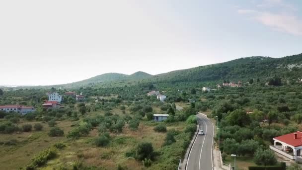 Aérienne : Survolant le magnifique village vert Mrljane à l'île Pasman. Tourné en vacances en mer croate sur le littoral méditerranéen .