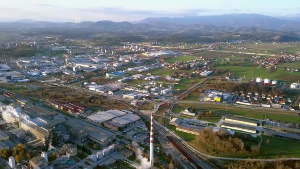 Voando cidade redonda — Vídeo de Stock