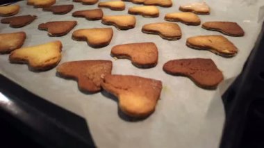 Fırın kağıdı üzerinde taze pişmiş ev yapımı kurabiye.