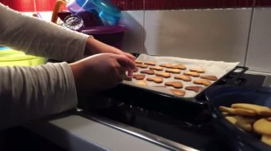 Kızlar sadece pişirme sonra bisküvi üzerine toping bulaşma.