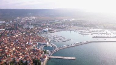 Deniz yanında uçan