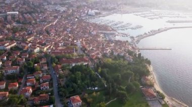 Deniz yanında uçan