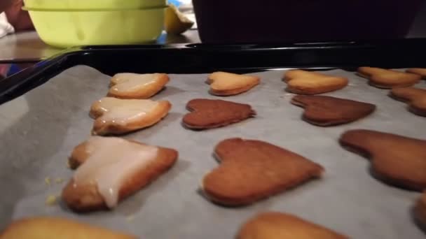 Galletas Caseras Recién Horneadas Sobre Papel Hornear — Vídeo de stock