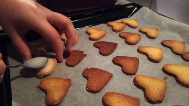 Las Niñas Manos Untando Toping Galletas Justo Después Hornear — Vídeos de Stock