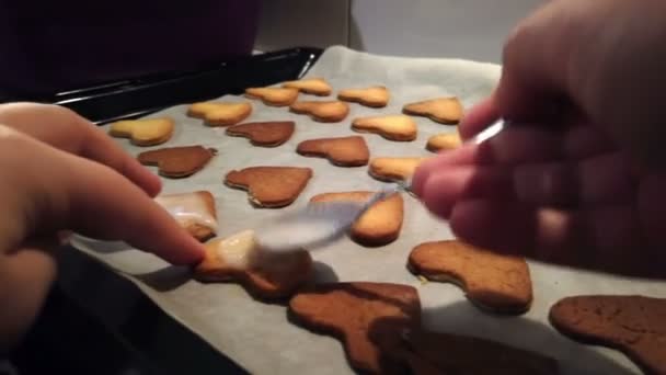 Mädchenhände Schmieren Plätzchen Kurz Nach Dem Backen — Stockvideo