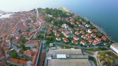 Deniz yanında uçan