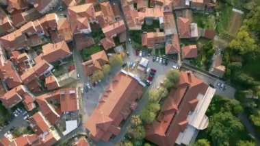 Deniz yanında uçan