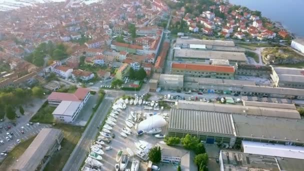 Volando al lado del mar — Vídeos de Stock