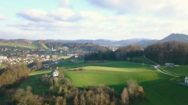 Anten: Küçük kasabaya doğru yeşil alanlar ve ağaçlar üzerinde uçmak. Güzel bahar güneşli bir günde küçük bir köy filme.