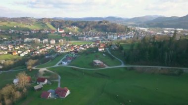 Anten: Yanında büyük park yeri ile Katolik kilisesi üzerinde uçan. Güzel bahar güneşli bir günde küçük bir köy filme.
