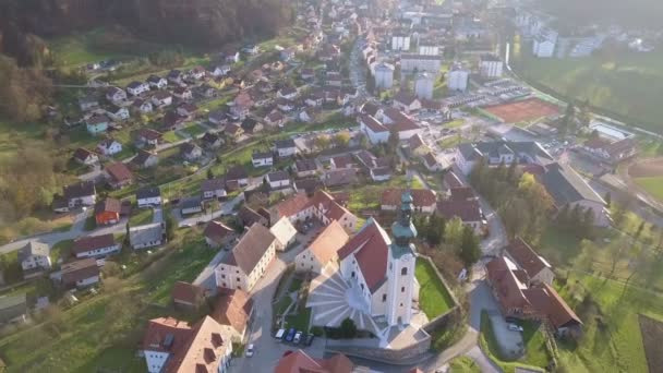 Aérien Tour Volant Église Catholique Avec Haut Clocher Sommet Une — Video