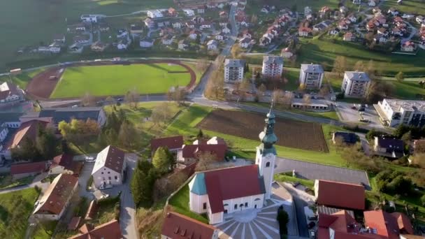 Aérien Tour Volant Église Catholique Avec Haut Clocher Sommet Une — Video