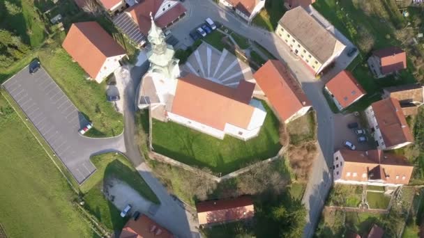 Aéreo Flying Arround Igreja Católica Com Alta Torre Sineira Topo — Vídeo de Stock