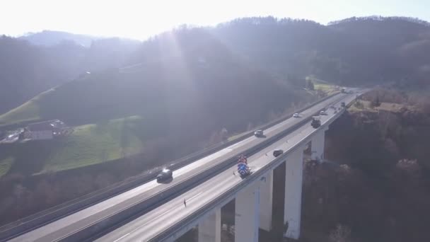 Flygande arround motorväg — Stockvideo