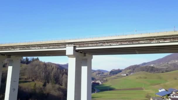 Vliegen rond Highway — Stockvideo