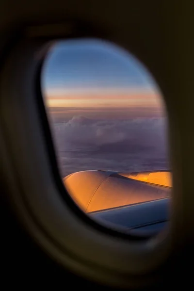 在落日的时候 在一个偏僻的地方 从飞机的窗户可以欣赏到轻松的景色 — 图库照片