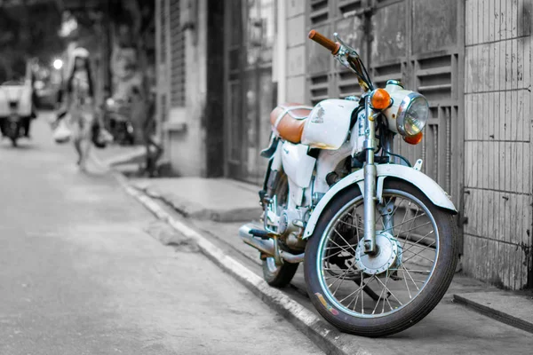 Motocicleta Velha Fundo Preto Branco — Fotografia de Stock