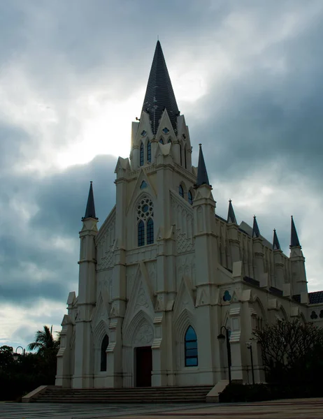 gökyüzü arka plan üzerinde Kilise