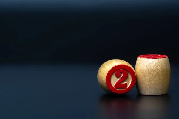 Ahşap varil üzerinde kırmızı sayılar