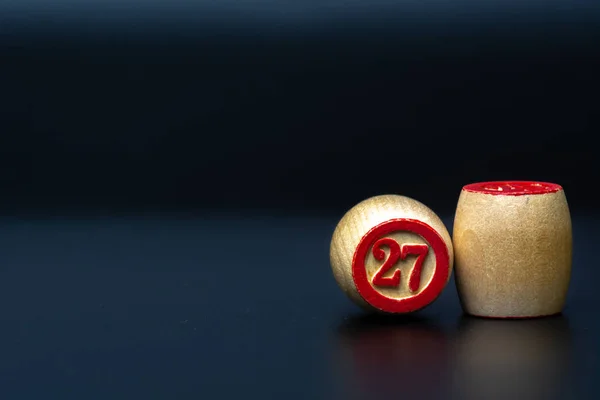 Ahşap varil üzerinde kırmızı sayılar