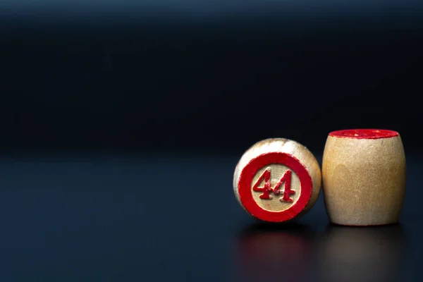 Ahşap varil üzerinde kırmızı sayılar