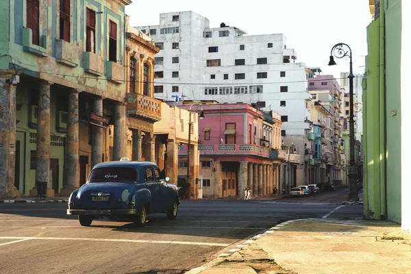 キューバのハバナのガリアノ通りでクラシックカー — ストック写真