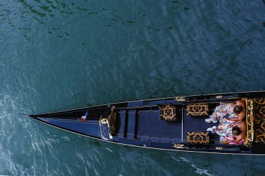 Venedik / İtalya - 22 Ağustos 2019 - Venedik, İtalya 'da gondolla gezintiye çıkan turist